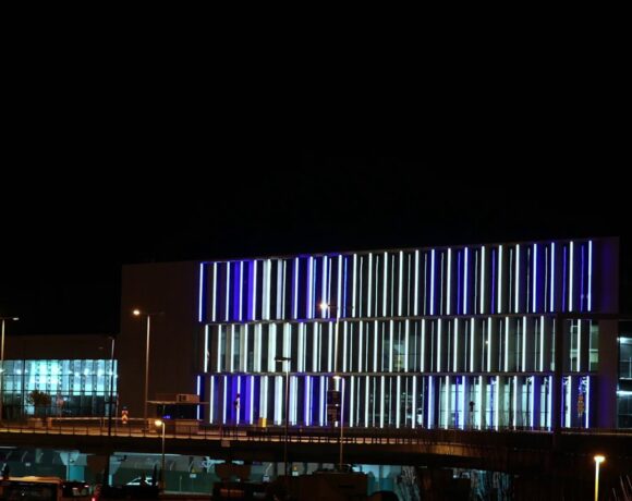 25η Μαρτίου και τα ελληνικά χρώματα φωτίζουν το αεροδρόμιο της Αθήνας
