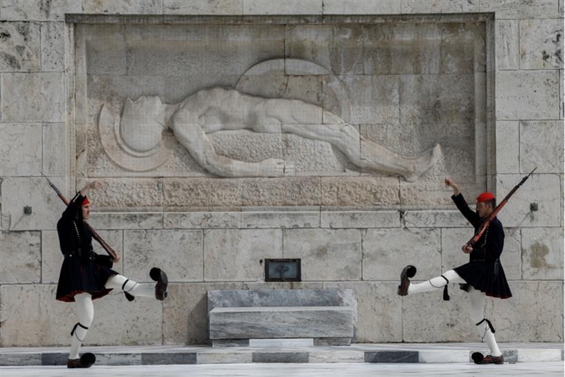 25η Μαρτίου στον καιρό του κορωνοϊού: Με σημαίες στα μπαλκόνια, χωρίς παρελάσεις