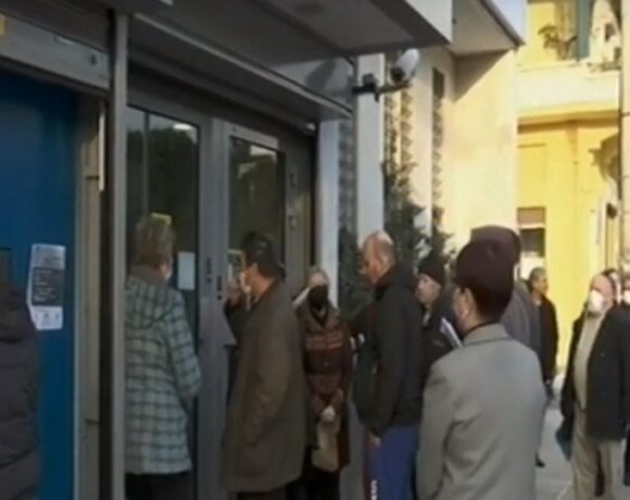 Έρχονται χρονικοί περιορισμοί στις μετακινήσεις – Ουρές στις τράπεζες