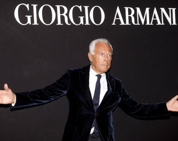 Αρμάνι: Ρίχνεται στη μάχη του κορωνοϊού και σχεδιάζει στολές και μάσκες