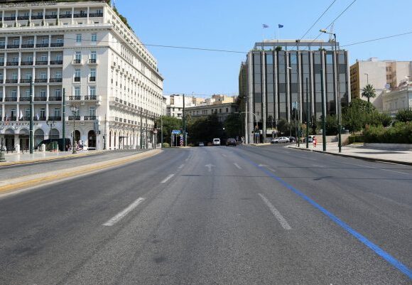 Δεν κυκλοφορεί ψυχή: Τα 5 νέα μέτρα της κυβέρνησης που έπεισαν τους Έλληνες να κλειστούν στα σπίτια