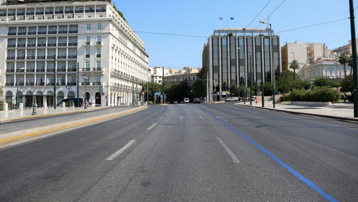 Δεν κυκλοφορεί ψυχή: Τα 5 νέα μέτρα της κυβέρνησης που έπεισαν τους Έλληνες να κλειστούν στα σπίτια