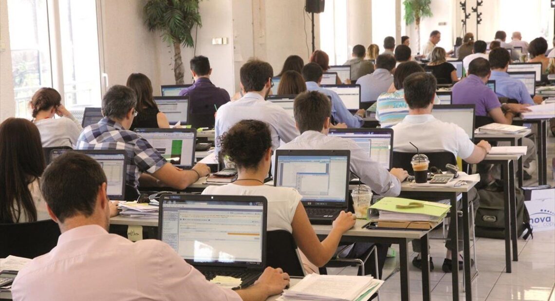 Δημοσιεύτηκε η υπουργική απόφαση για τα €800 και τις συμβάσεις εργασίας