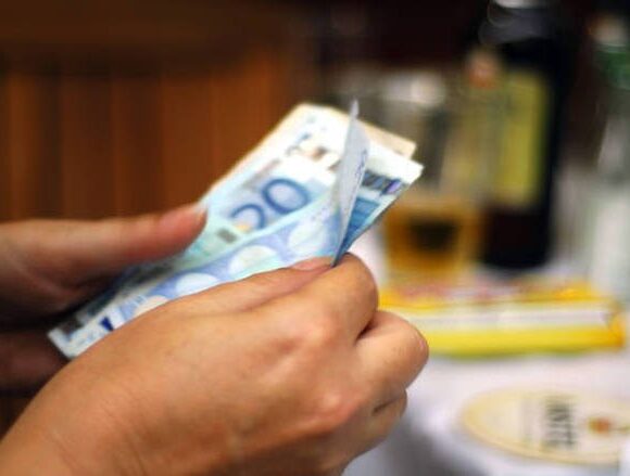 Δώρο Πάσχα: Ποιοι θα το πάρουν μέχρι την Μεγάλη Τετάρτη