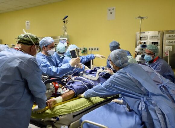 «Καταρρέουμε»: Ο κοροναϊός χτυπά γιατρούς σε Ιταλία και Ισπανία