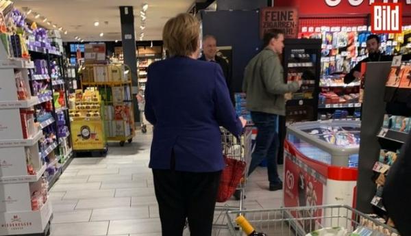Κοροναϊός : Η Μέρκελ ατάραχη στο σούπερ μάρκετ για ψώνια παρά την πανδημία [εικόνες]