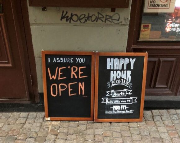 Κοροναϊός – Σουηδία : Τέλος στις συναθροίσεις άνω των 50 ατόμων – Γιατί δε λαμβάνονται άλλα μέτρα