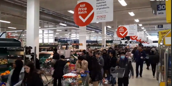 Κοροναϊός : Συνωστισμός στα Βρετανικά σούπερ μάρκετ – Πλήθη ακόμα και τις ώρες που έχουν θεσπιστεί για ειδικές ομάδες