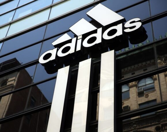 Κορωνοϊός: «Δεν πληρώνω» από Adidas και H&m