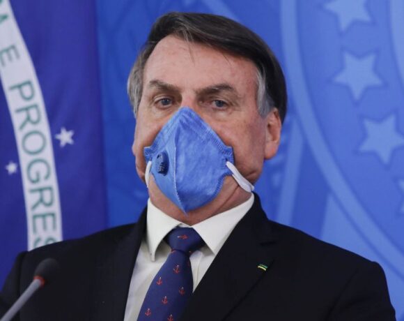 Μπολσονάρου: Προκαλεί και αγνοεί μέτρα για τον κοροναϊό – Βίντεο του «κατέβηκαν» από το Twitter