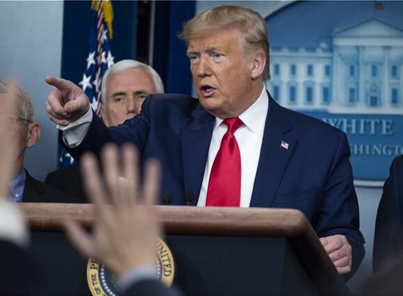 Ο Τραμπ καυχιέται για τα ποσοστά τηλεθέασης που έχει στις ενημερώσεις για τον κορωνοϊό!