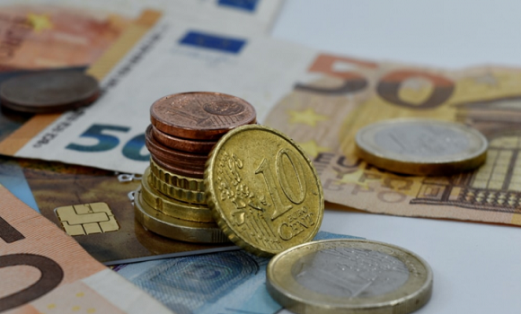 Ποιοι εξασφαλίζουν το επίδομα των 800 ευρώ Τι θα συμβεί με το Δώρο Πάσχα
