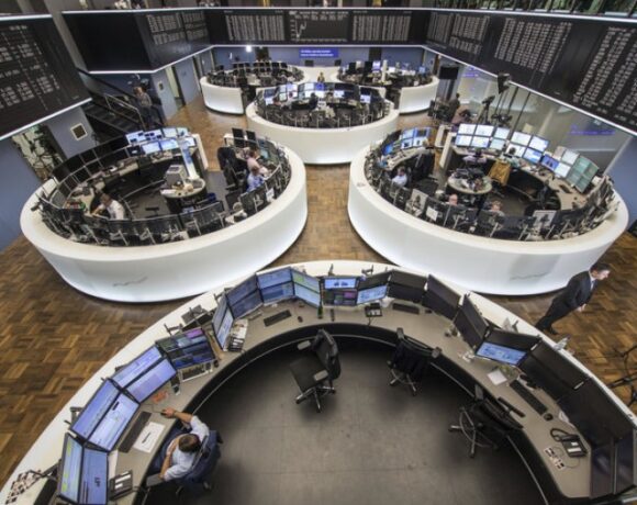 Πτώση πέριξ του 2% στις ευρωαγορές εν αναμονή στοιχείων από τις ΗΠΑ