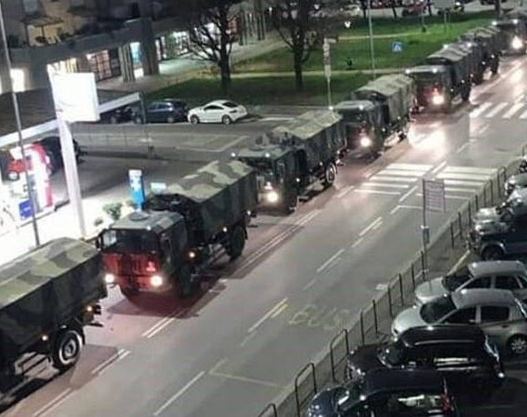 Σαν να βρίσκεται σε πόλεμο η Ιταλία: Στρατιωτικό κομβόι να μεταφέρει πτώματα του κορονοϊού