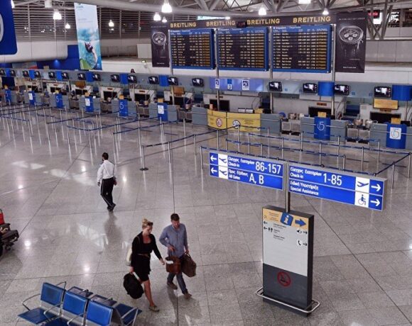 Σε ισχύ υποχρεωτική καραντίνα για όλους τους επιβάτες πτήσεων από το εξωτερικό