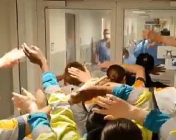 Συγκινητικές στιγμές σε νοσοκομείο της Βρετανίας: Νοσηλευτές τραγουδούν «you’ll Never Walk Alone» στους γιατρούς