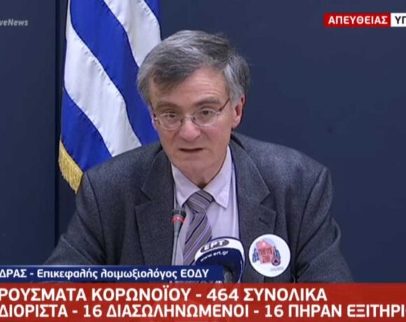 Τσιόδρας: Το αυτοκόλλητο στο πέτο του και η δραματική του έκκληση