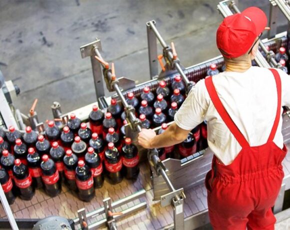 Coca Cola Hbc: Προχωρά σε περικοπές και πάγωμα επενδυτικών σχεδίων λόγω Covid 19