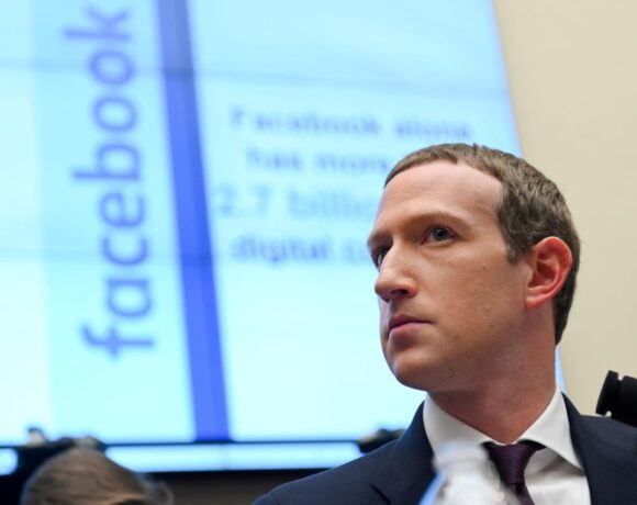 Covid 19: To Facebook δωρίζει $100 εκατ