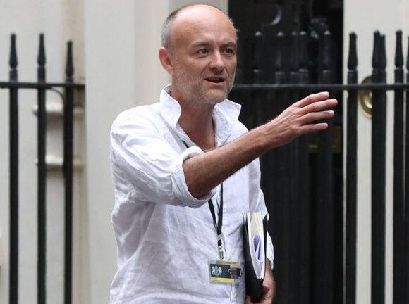 Reuters: Ο σύμβουλος του Τζόνσον απομονώνεται με συμπτώματα κορωνοϊού