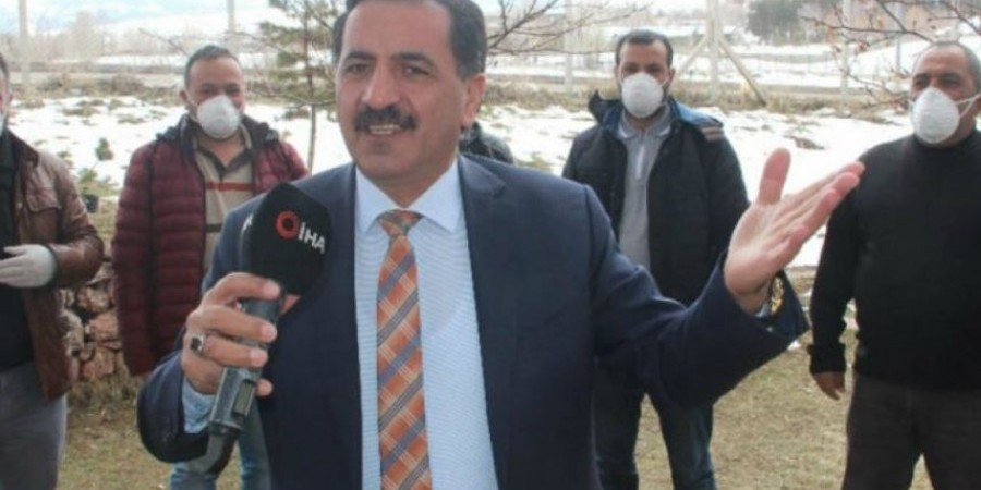 Tούρκος τραγουδιστής: «Κοροναϊέ χτύπα Ελλάδα, Πούτιν και Τραμπ»