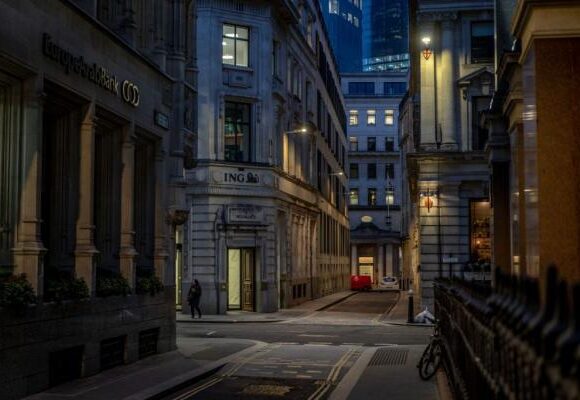 To μεγάλο κενό: Ο κοροναϊός ερημώνει κάθε γωνιά στον κόσμο