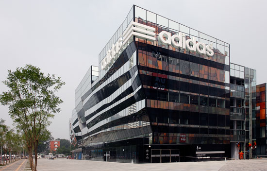 Adidas: Παίρνει δάνειο τριών δισεκατομμυρίων ευρώ