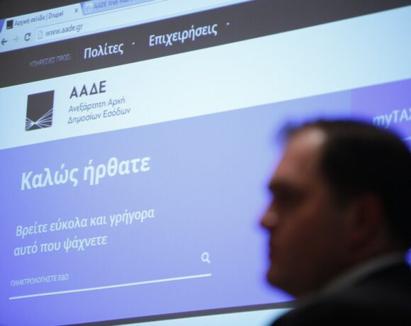 Άνοιξαν οι αιτήσεις για τα 800 ευρώ σε επαγγελματίες και επιχειρήσεις