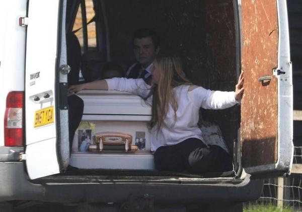 Απίστευτο σκηνικό σε κηδεία θύματος του κοροναϊού: Πρόστιμα στους συγγενείς και κατάσχεση… της σορού