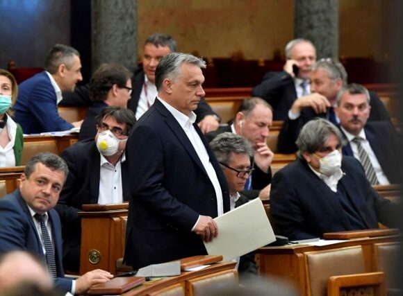 Αποπομπή του Όρμπαν από το ΕΛΚ ζητούν Μητσοτάκης και άλλοι 12 ηγέτες