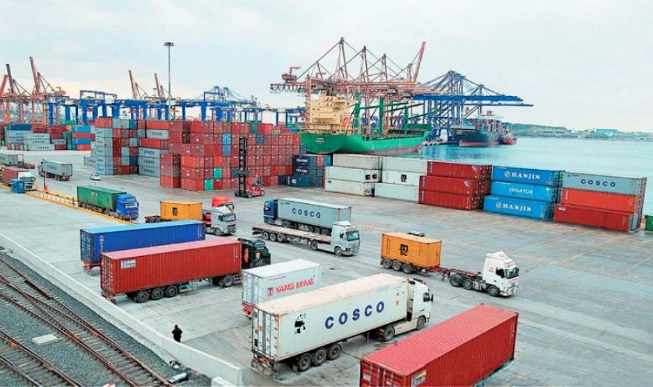Αρρυθμία στα μεγάλα εμπορικά λιμάνια λόγω κορωνοϊού