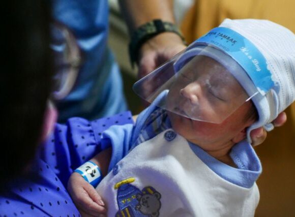 Γέννησε ενώ ήταν σε κώμα λόγω κοροναϊού