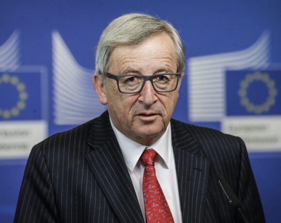 Γιούνκερ: Υπέρ των ευρωομολόγων με αστερίσκο – «ανεύθυνο» το βέτο της Ολλανδίας