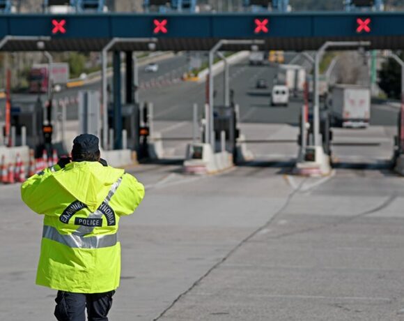 Δεκάδες πρόστιμα για παράνομες μετακινήσεις ενόψει Πάσχα – Συλλήψεις καταστηματαρχών