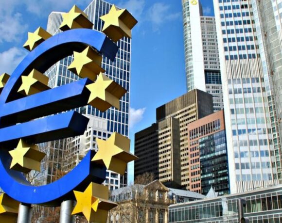 ΕΚΤ: Παρατείνει την επανεξέταση της στρατηγικής νομισματικής πολιτικής της