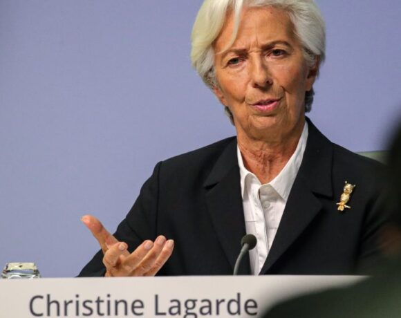 Η ΕΚΤ ανεβάζει τον πήχη για την Ευρωζώνη στο €1,5 τρισ
