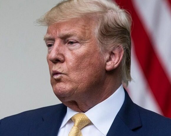 Η… κόντρα Τραμπ με τις ασφαλιστικές για δωρεάν τεστ Covid 19