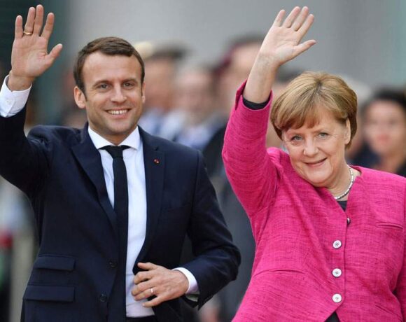 Η μάχη του εμβολίου: Μέρκελ, Μακρόν και ΠΟΥ ρίχνουν 7,5 δισ