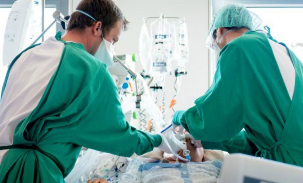 Ηνωμένο Βασίλειο : «Προμηθευόμαστε αναπνευστήρες από τις ΗΠΑ»
