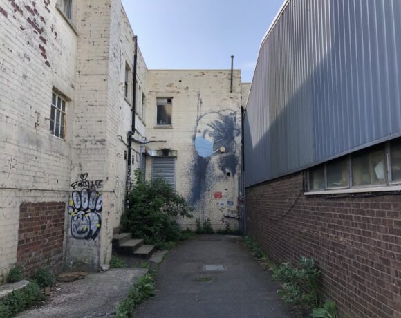 Ηρωίδα του Banksy φόρεσε μάσκα – Άγνωστο αν η προσθήκη ανήκει στον ίδιο