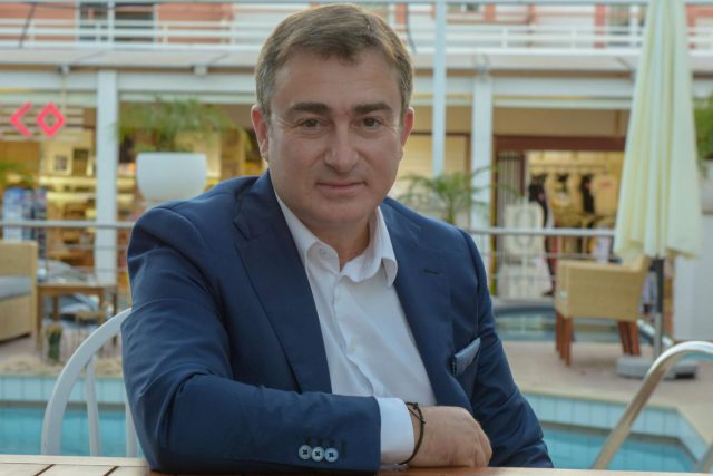 Και οι ερωτήσεις ενός τουριστικού πράκτορα, που είναι και ξενοδόχος, για το Voucher…