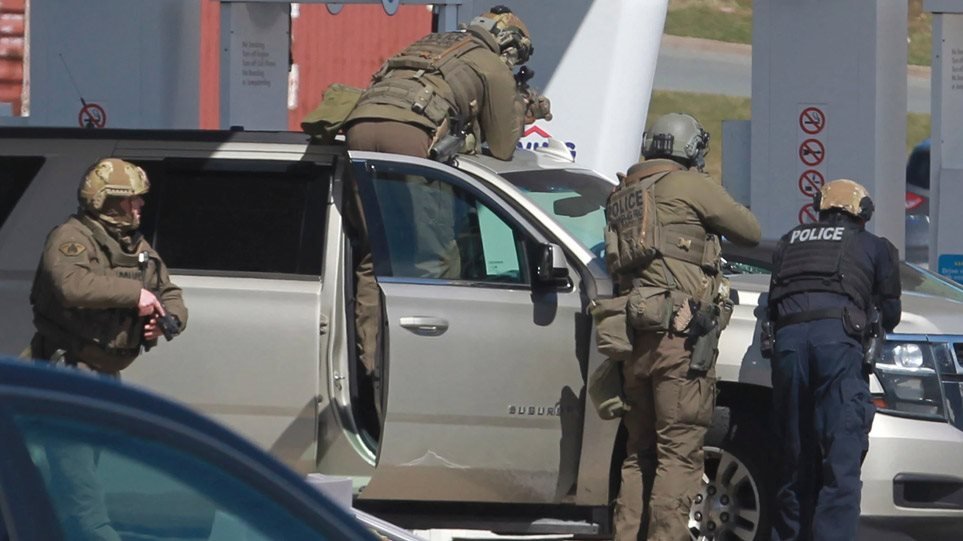 Καναδάς: Ένοπλος μεταμφιέστηκε σε αστυνομικό και σκότωσε 16 ανθρώπους