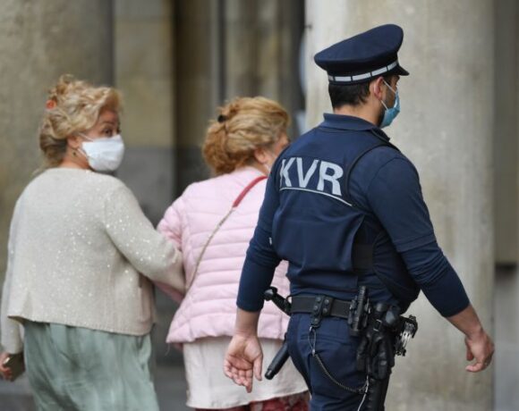 Κοροναϊός : Αντιφατικά τα στοιχεία εξέλιξης τη νόσου στη Γερμανία – Καλούνται οι πολίτες να παραμείνουν σε επιφυλακή