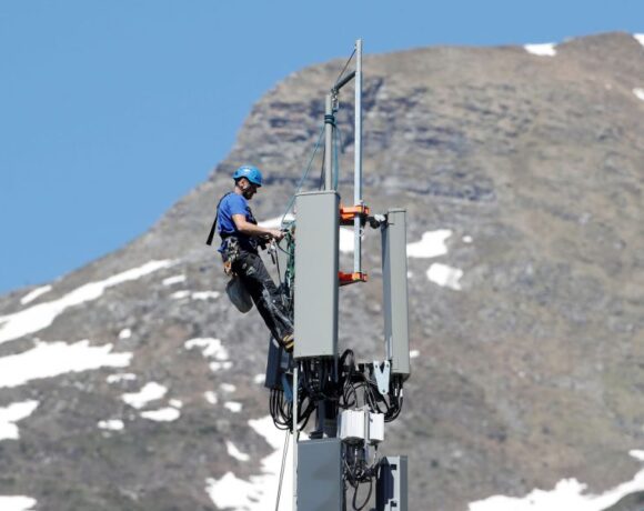 Κοροναϊός : Αποκαλύφθηκε ο «εγκέφαλος» πίσω από τις θεωρίες συνωμοσίας για τις κεραίες 5g