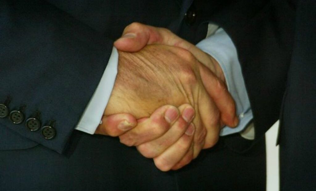 Κοροναϊός : Βάζει «τέλος» στη χειραψία – Αλλάζει ριζικά ο τρόπος που επικοινωνούμε