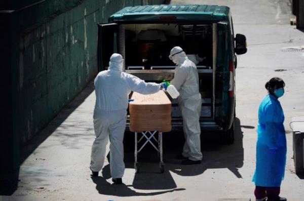 Κοροναϊός: «Δεν υπάρχει χρόνος για προσευχή, οι νεκροί φτάνουν κατά κύματα»