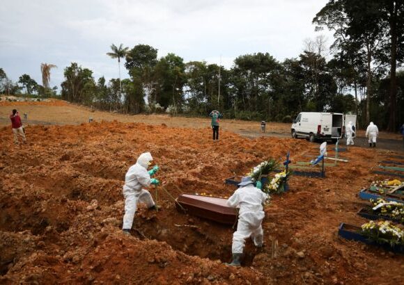 Κοροναϊός: Εικόνες πολέμου και στη Βραζιλία – Μαζικοί τάφοι για τους νεκρούς