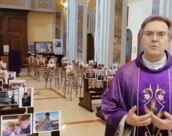 Κοροναϊός : Ιερέας τελεί λειτουργία σε εκκλησία γεμάτη… με φωτογραφίες πιστών