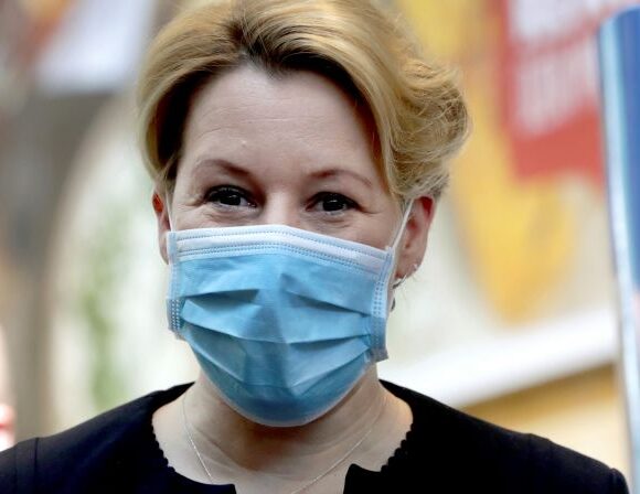 Κοροναϊός: Ο αρχίατρος των ΗΠΑ δείχνει πώς φτιάχνουμε υφασμάτινη μάσκα σε 45 δευτερόλεπτα