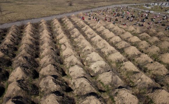 Κοροναϊός – Ουκρανία : Δήμαρχος σκάβει τάφους ως «φόβητρο» για συμμόρφωση στα μέτρα
